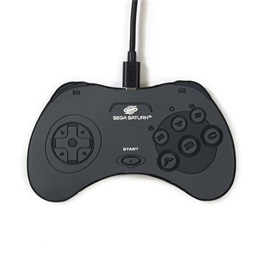 Numskull Sega Saturn kontroller alakú vezeték nélküli töltőpad (10W, okostelefonokhoz kompatibilis, túltöltés- és túlmel