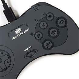 Numskull Sega Saturn kontroller alakú vezeték nélküli töltőpad (10W, okostelefonokhoz kompatibilis, túltöltés- és túlmel